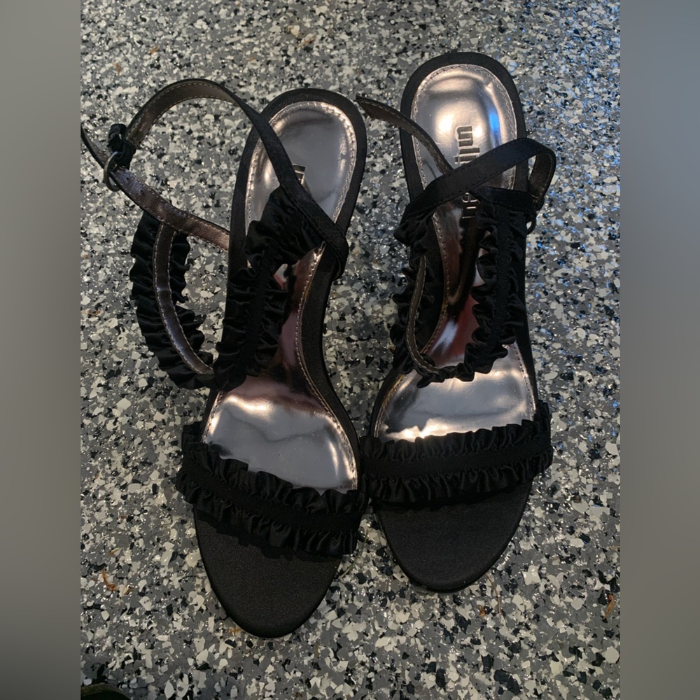NWOT UNLISTED BY KENNETH COLE BLACK RUFFLE HEELS